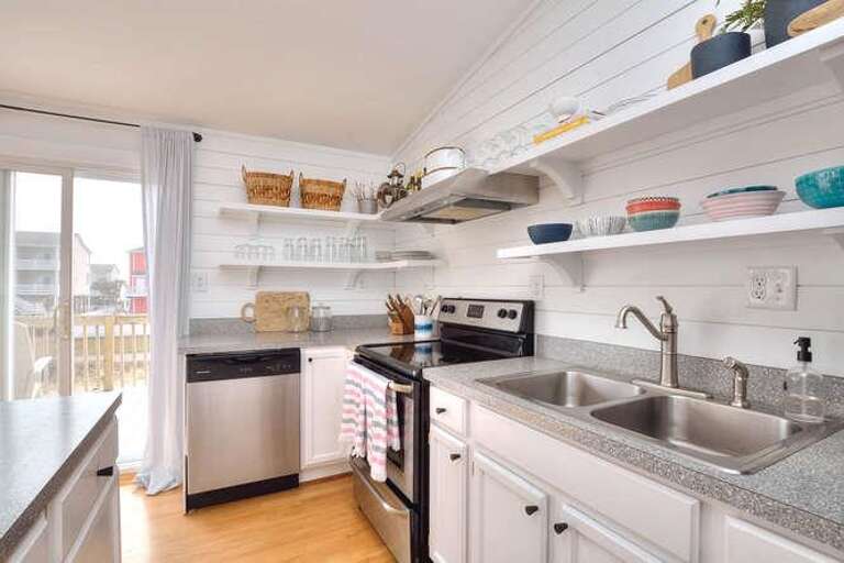 2017 W Pelican Dr Oak Island-small-012-22-Kitchen-666x444-72dpi