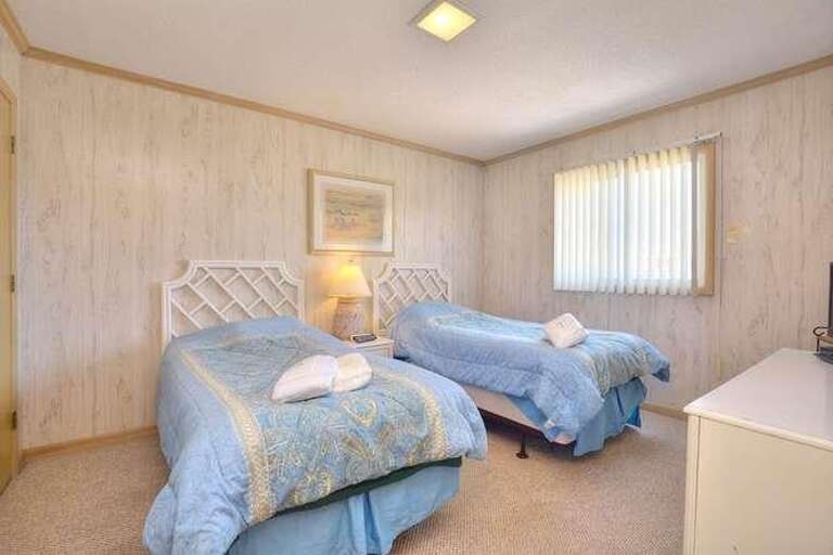Blue room 2 twin beds