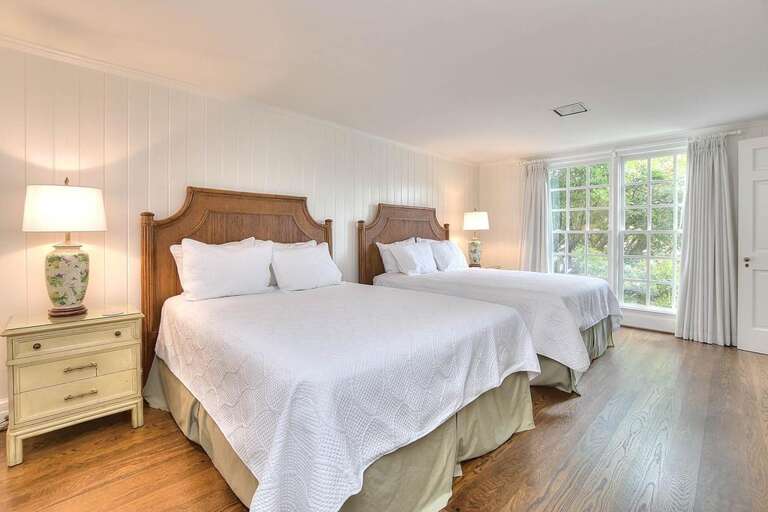 2 Queen beds
