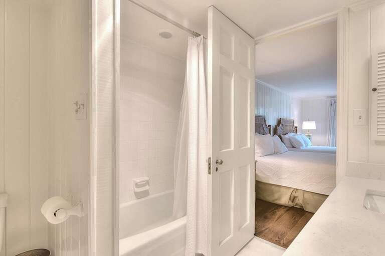 Full Bathroom shower/tub