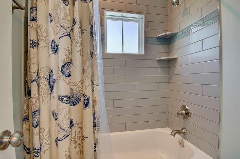 Full bathroom with shower/tub