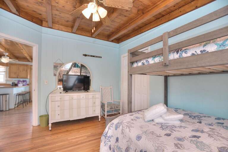Bunk Bed twin/double and twin bed
6.3.24 - JR