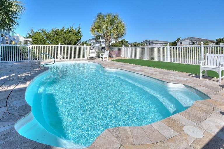 Pool & Putting Green