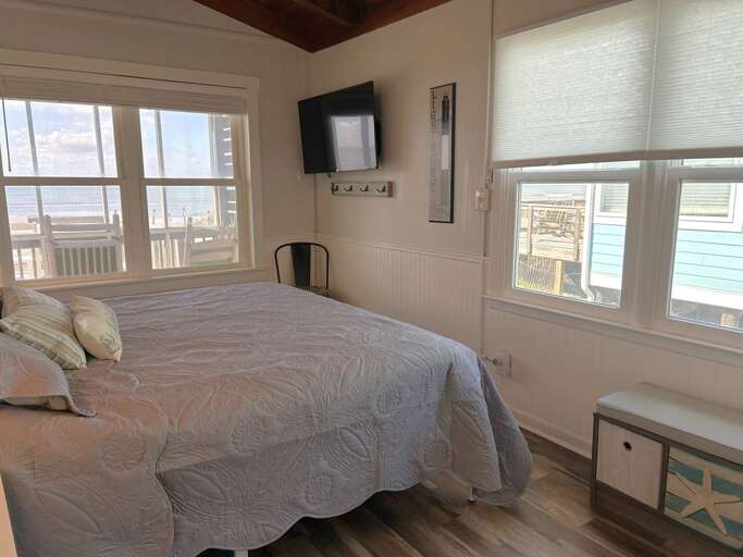 King Bedroom with TV
JR 4.9.25