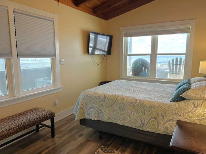 Queen Bedroom with TV
JR 4.9.25