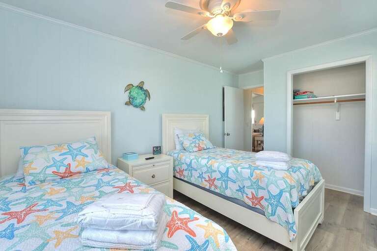 2 Twin Beds