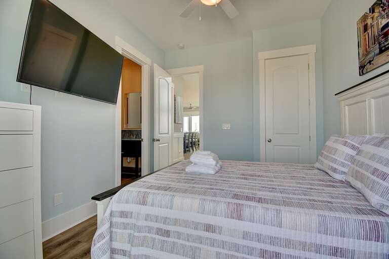 1st Floor Bedroom w/ Shared Bathroom