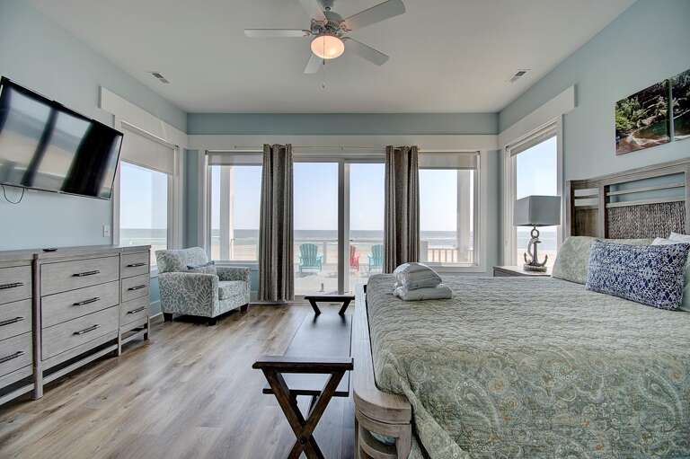 1st Floor Master Bedroom