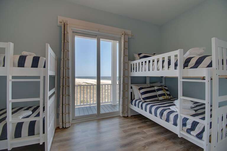 2nd Floor Bunk Bedroom w/ Shared Bathroom