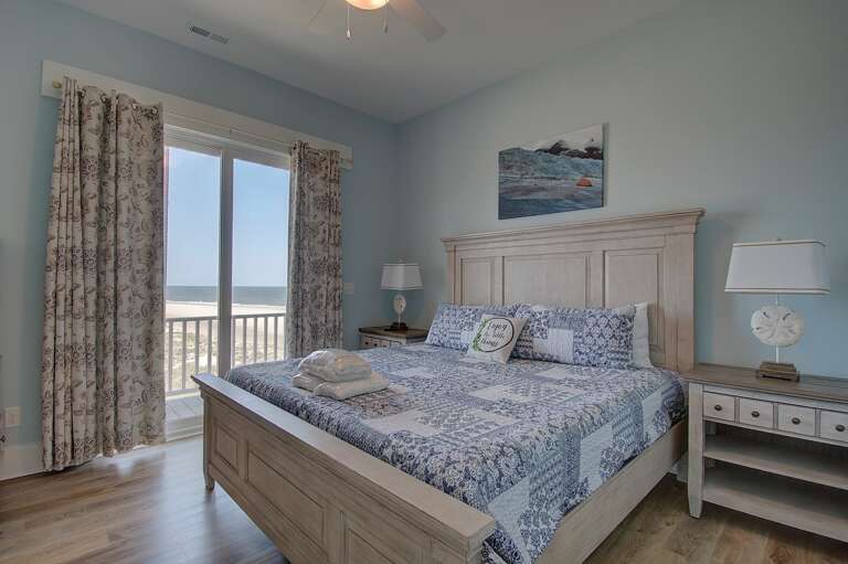 2nd Floor Guest Bedroom w/ Shared Bathroom