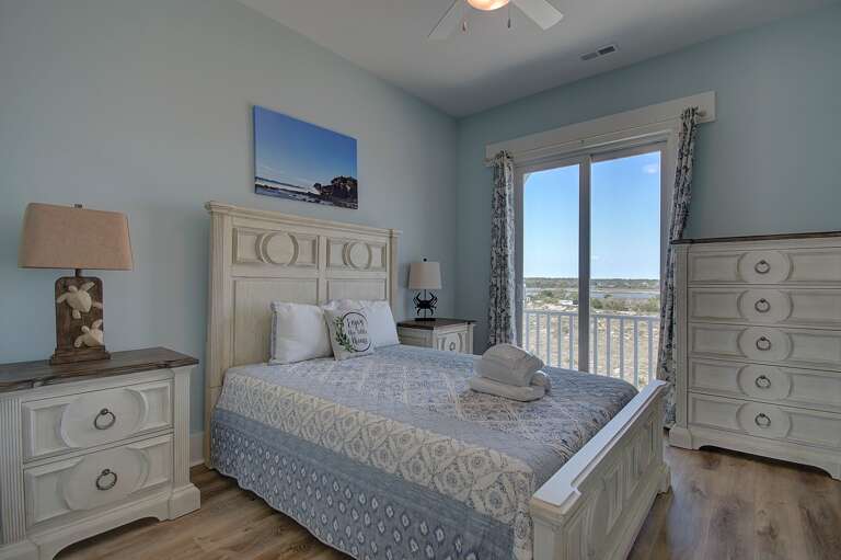 2nd Floor Guest Bedroom w/ Shared Bathroom