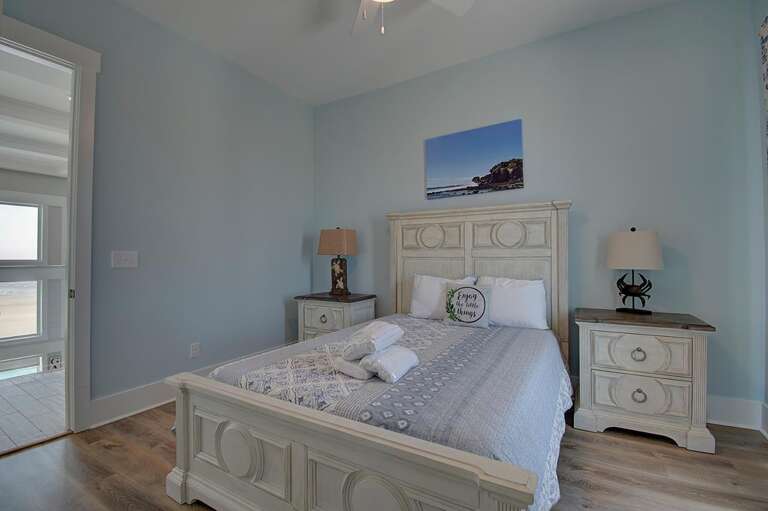 2nd Floor Guest Bedroom w/ Shared Bathroom