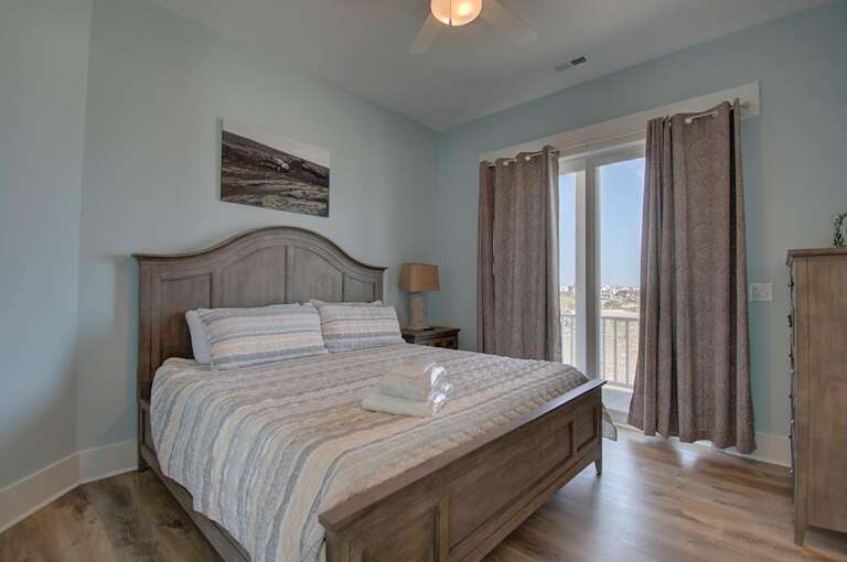 2nd Floor Guest Bedroom w/ Shared Bathroom