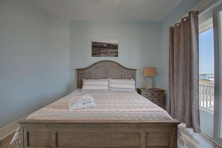 2nd Floor Guest Bedroom w/ Shared Bathroom