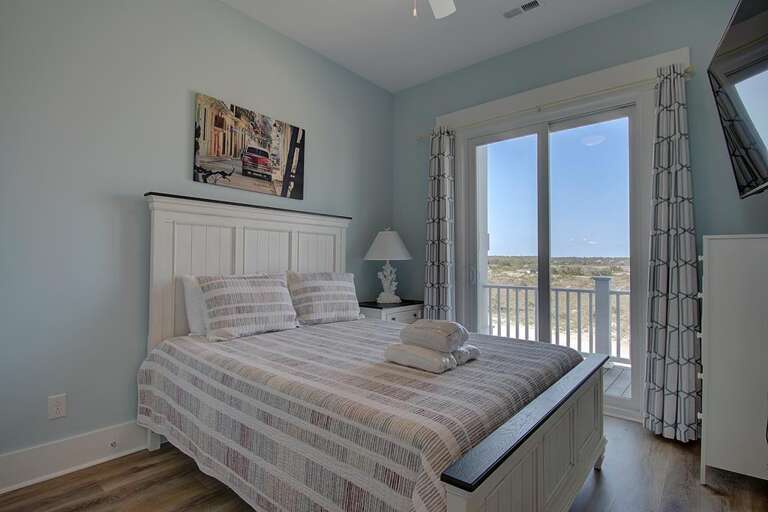 1st Floor Guest Bedroom w/ Shared Bathroom