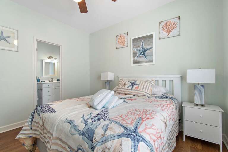 Queen room showing Bathroom Attached