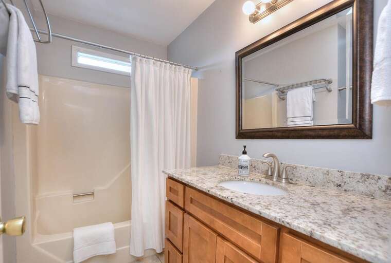 Full bathroom with shower/tub