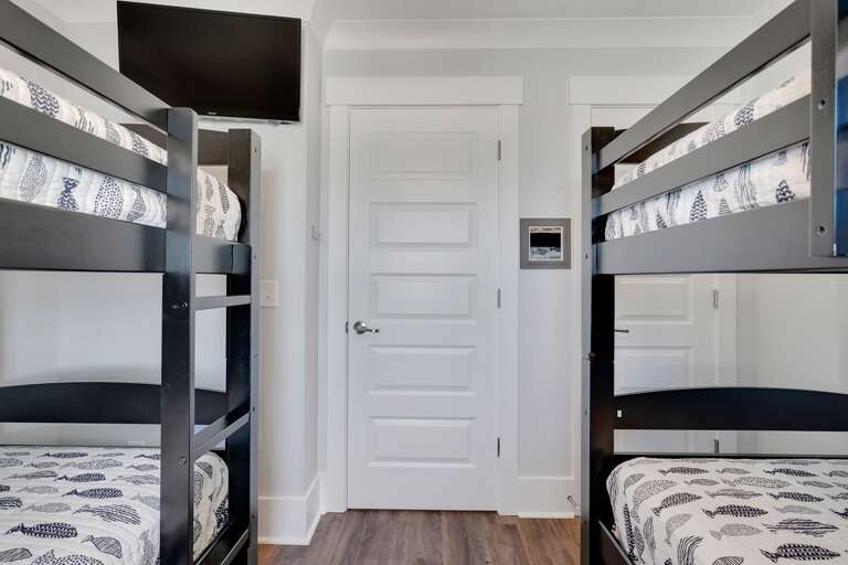 2 twin bunk beds