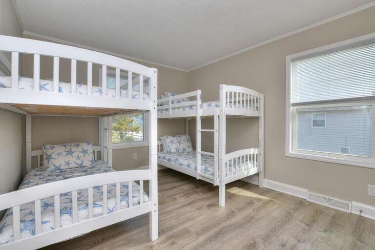 2 Twin Bunk Beds