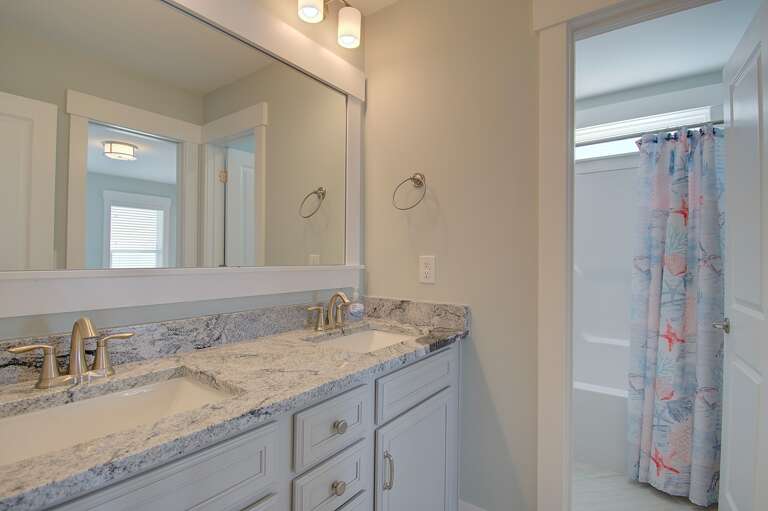 Full bathroom with shower/tub