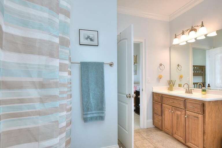 Sea Section 41 Downstairs Shared Bath 