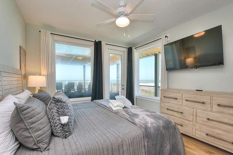 2nd Floor Guest Bedroom w/ Private Bath