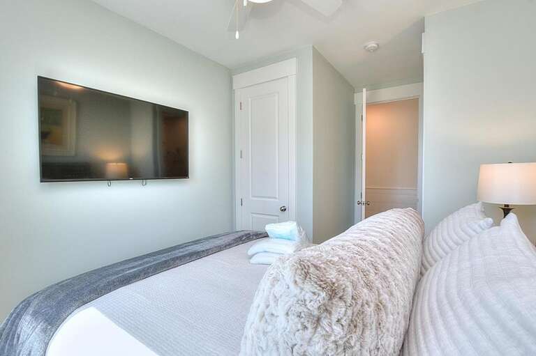 2nd Floor Guest Bedroom w/ Shared Bathroom