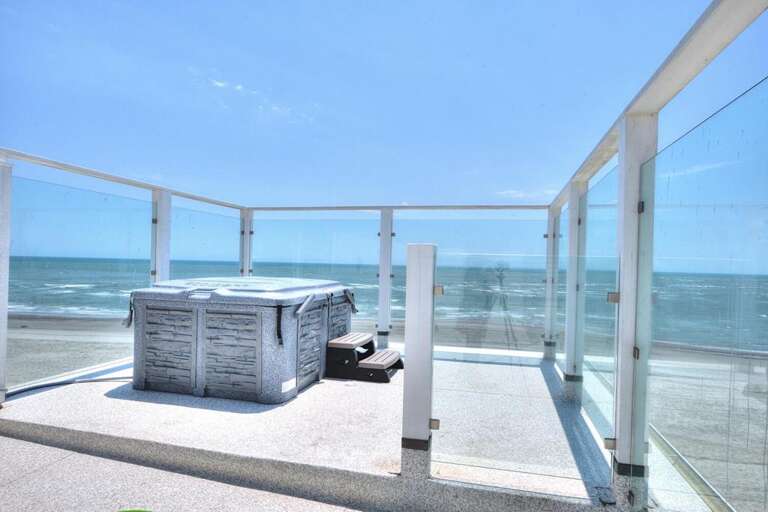 Land's End 2 GW 6.2022 Hot Tub