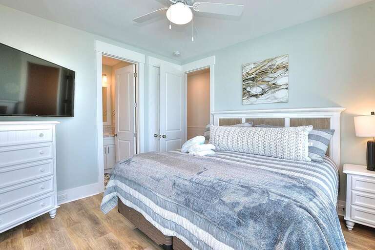 2nd Floor Guest Bedroom w/ Private Bath