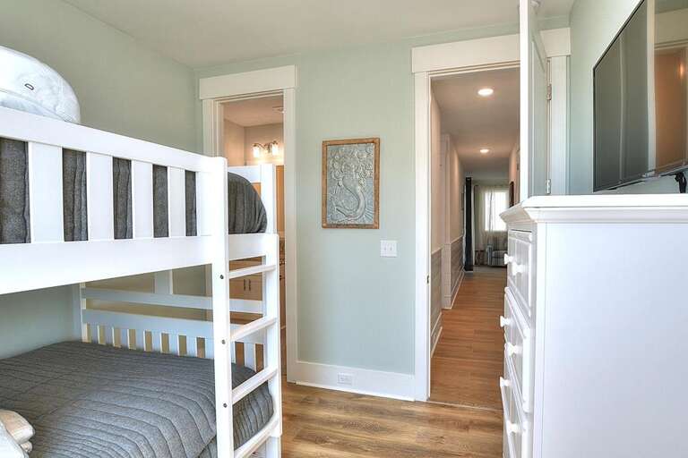 2nd Floor Guest Bedroom w/ Shared Bathroom