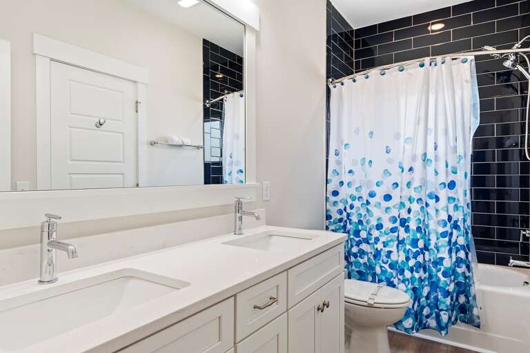 Full bathroom shower/tub