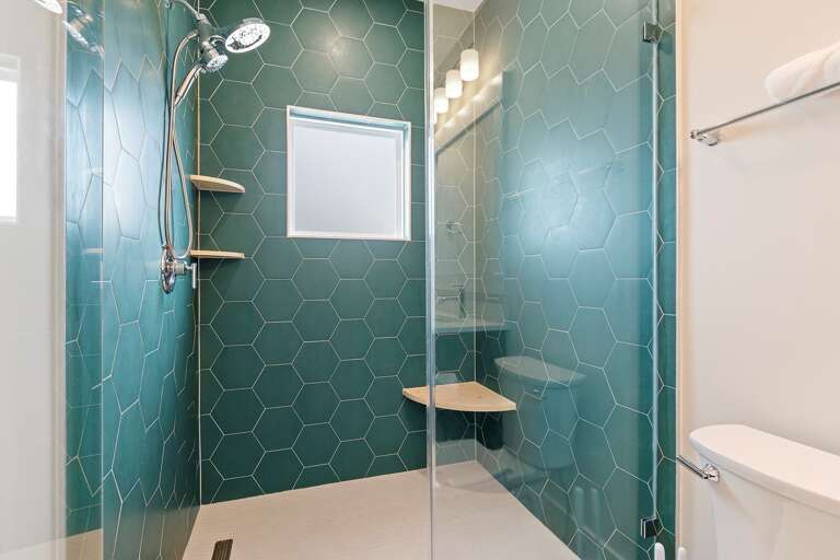 Full bathroom shower/tub
