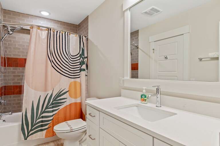 Full bathroom shower/tub