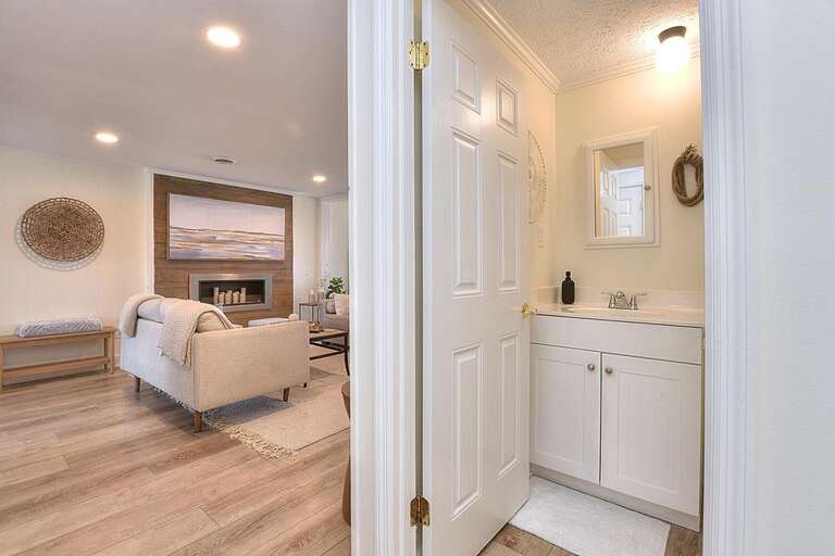 Full bathroom with shower/tub
GW 6.2022
