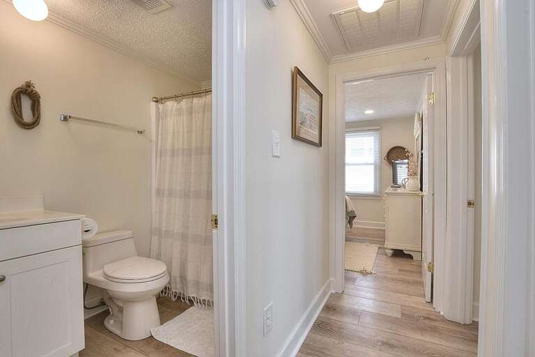 Full bathroom with shower/tub
GW 6.2022
