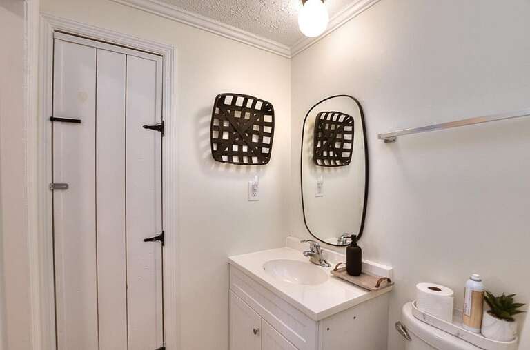 Full Bathroom with walk in shower
GW 6.2022