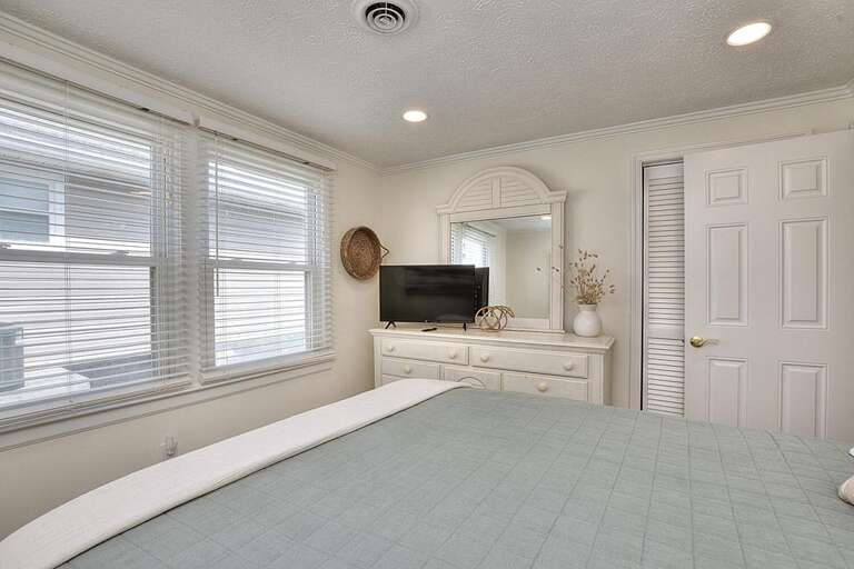 Queen Bedroom
GW 6.2022