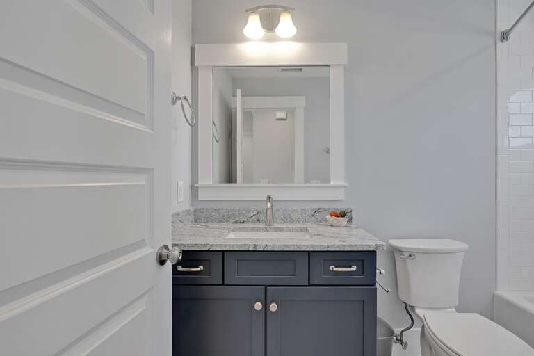 Full bathroom with shower/tub
CG 4.2023