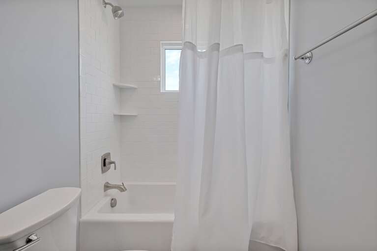Full bathroom with shower/tub
CG 4.2023