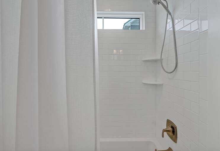 Full bathroom with shower/tub
CG 4.2023