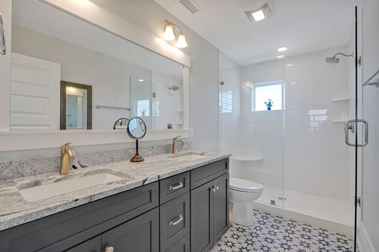 Full Bathroom with walk in shower
CG 4.2023