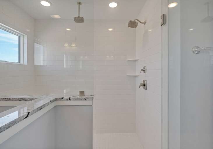 Full Bathroom with walk in shower
CG 4.2023