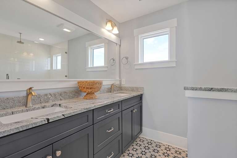 Full Bathroom with walk in shower
CG 4.2023