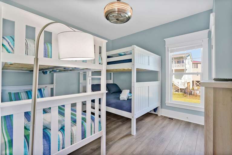 Bunk Beds double/double
CG 10.2022