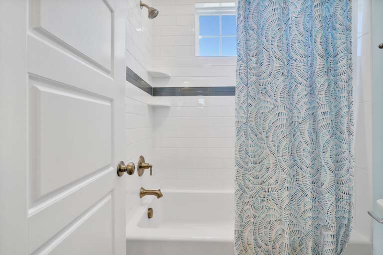 Full bathroom with shower/tub
CG 10.2022