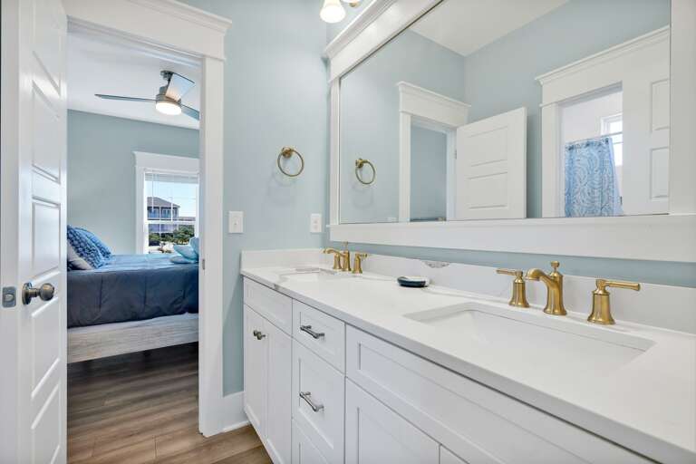 Full bathroom with shower/tub
CG 10.2022