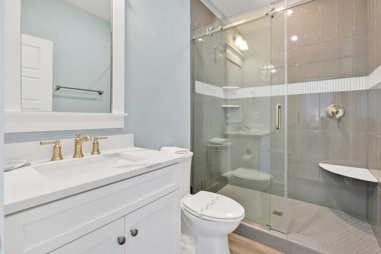Full Bathroom with walk in shower
CG 10.2022