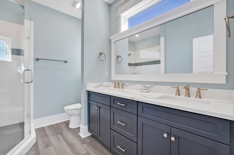 Full Bathroom with walk in shower
CG 10.2022