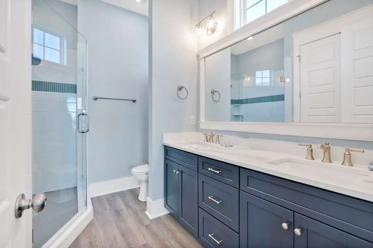 Full Bathroom with walk in shower
CG 10.2022