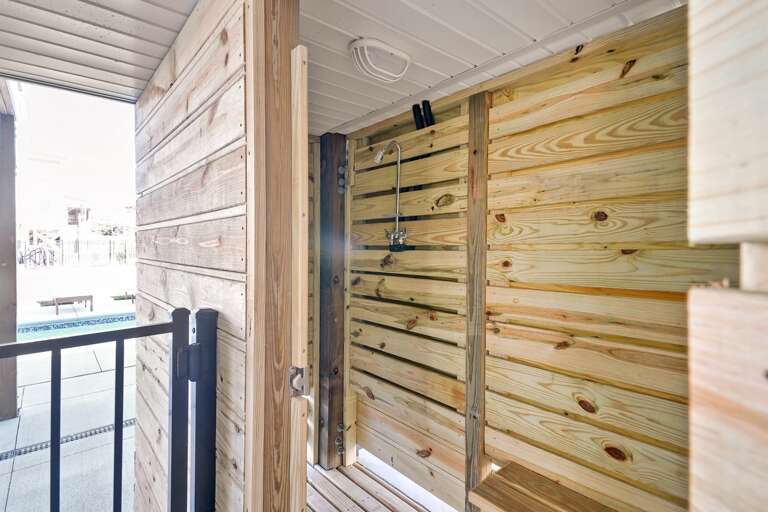 Outdoor shower
CG 10.2022